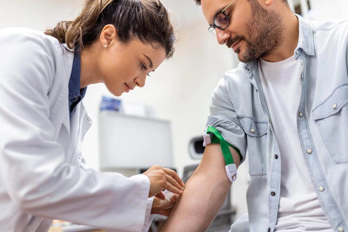 Un nou test de sânge ar putea ajuta la personalizarea tratamentului pentru cancerul de colon